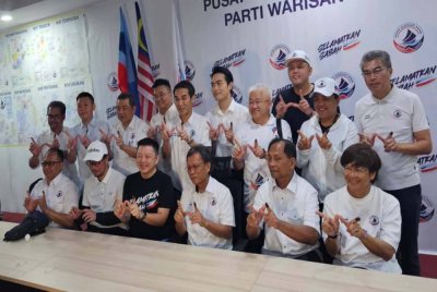 Mohd Shafie (duduk, tiga dari kanan) bersama sebahagian calon Warisan yang menang dalam PRN17.