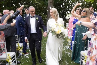 Pasangan itu diraikan ahli keluarga dan teman rapat mereka. - Foto Agensi