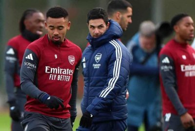 Arteta (kanan) sudah mempunyai rancangan alternatif untuk menundukkan Chelsea di Stamford Bridge tengah malam ini. - Foto: Agensi