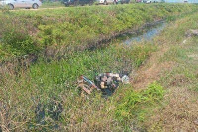 Pengawal keselamatan maut selepas motosikal yang ditungganginya terbabas sendiri sebelum tercampak ke dalam parit di laluan dari Ladang Sungai Kembar menghala ke Gate 1 Tanjung Gemok pagi Ahad. - Foto IPD Rompin. 