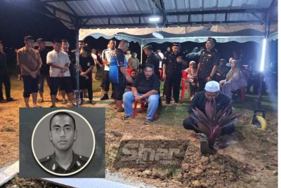 Amirudin ketika pengkebumian anaknya, Muhamad Rahimi di Tanah Perkuburan Islam Taman Purnama, Simpang Renggam di Kluang.