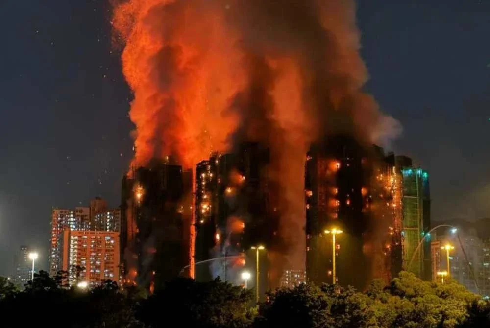 Kebakaran digelar ‘neraka Hong Kong’ itu dipercayai bermula pada perancah buluh dan jaring hijau kerja ubah suai yang menjadi pemangkin api merebak pantas. Foto AFP