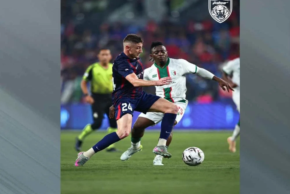 Pemain JDT, Oscar Arribas (kiri), mengawal bola sambil cuba diasak pemain Kuching City FC. - Foto Johor Southern Tigers