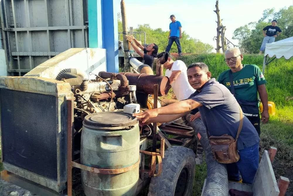 Sebahagian penduduk kampung yang terlibat bergilir-gilir memastikan pam air berfungsi apabila diperlukan untuk memastikan banjir tidak teruk berlaku.