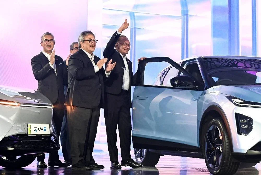 Perdana Menteri, Datuk Seri Anwar Ibrahim (kanan) pada Majlis Peluncuran Kenderaan Elektrik (EV) Pertama Perodua di Kementerian Pelaburan, Perdagangan dan Industri (MITI) hari ini. Foto Bernama 