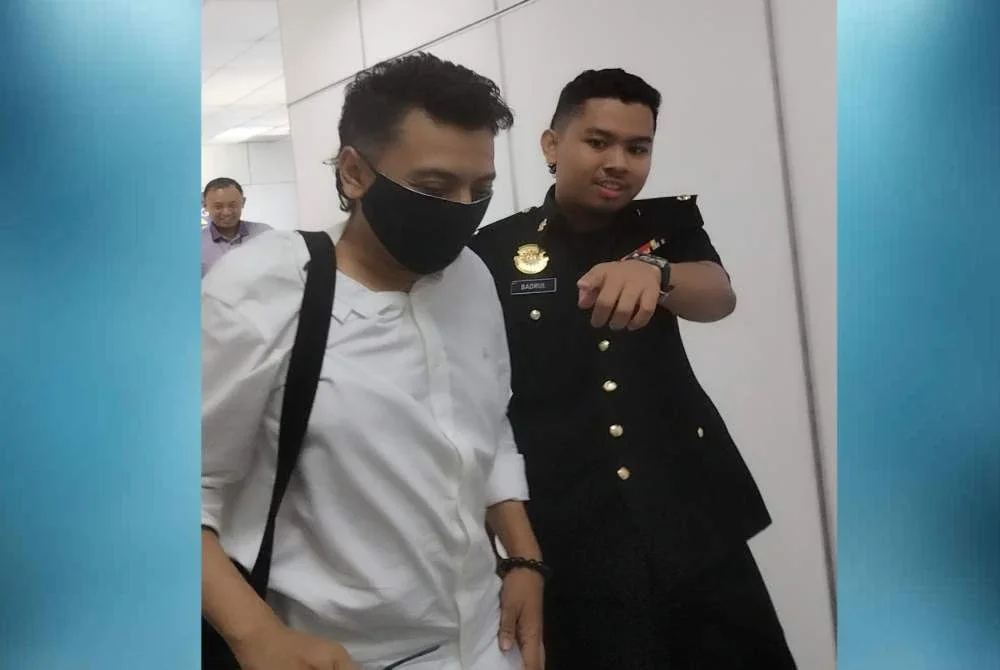 Seorang anggota tentera berpangkat Letftenan Kolonel dihadapkan ke Mahkamah Sesyen di sini atas pertuduhan meminta suapan sebagai dorongan untuk tidak mengambil tindakan terhadap kegiatan penyeludupan rokok