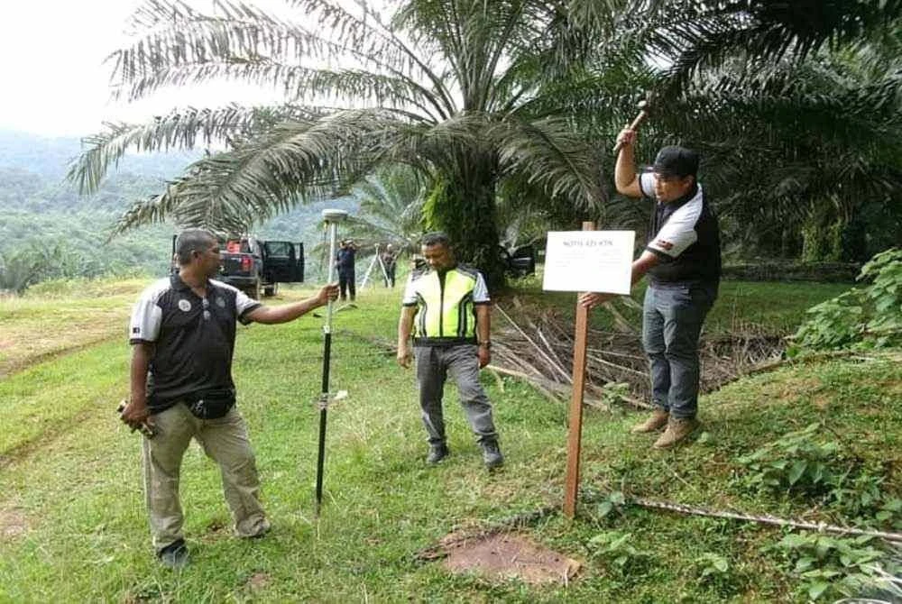 Petugas Pejabat Tanah dan Galian memasang notis Seksyen 425 KTN dalam operasi penguatkuasaan dijalankan serentak melibatkan 10 ladang FGV seluas kira-kira 15,000 hektar di seluruh negeri bermula Ahad.