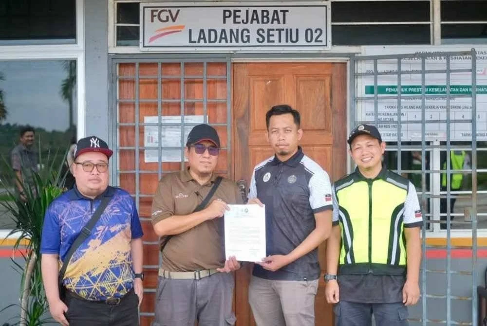 Petugas Pejabat Tanah dan Galian menyerahkan notis Seksyen 425 KTN kepada wakil ladang FGV dalam operasi penguatkuasaan yang dijalankan serentak di seluruh negeri.