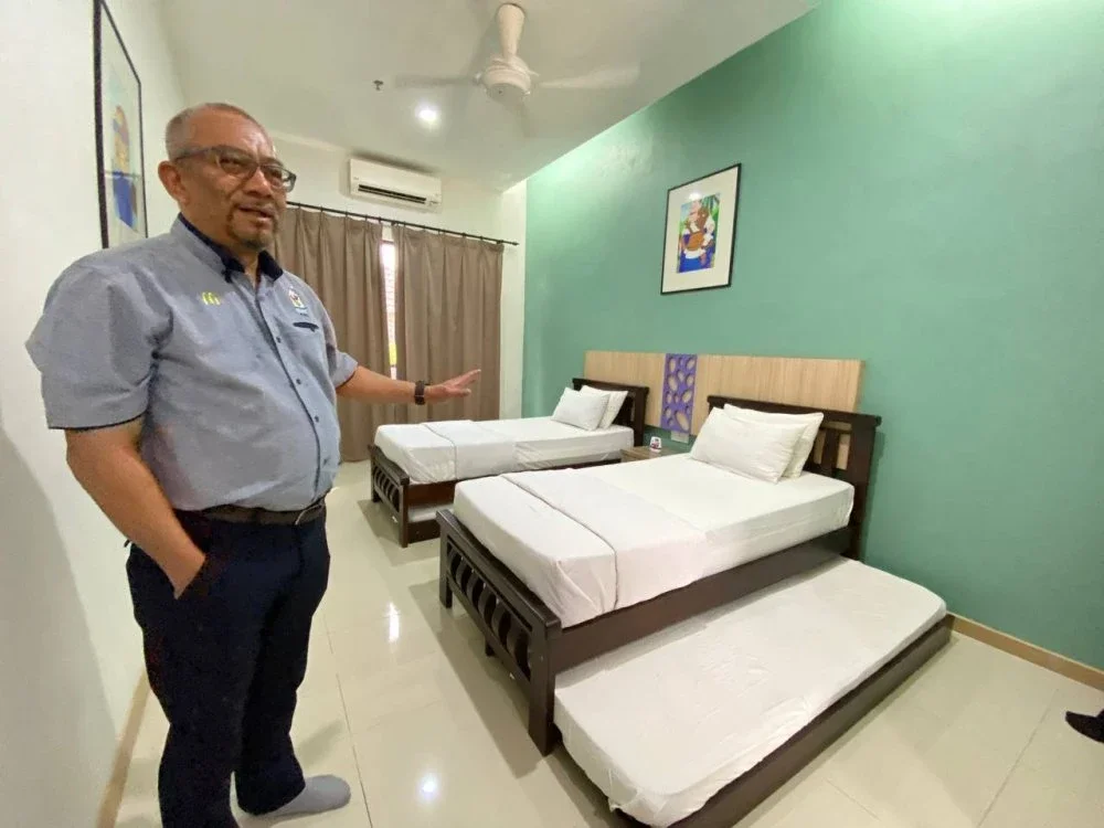 Mohd Nasri menunjukkan kemudahan bilik tidur yang disediakan sehingga boleh memuatkan sebuah keluarga yang besar dalam satu masa.