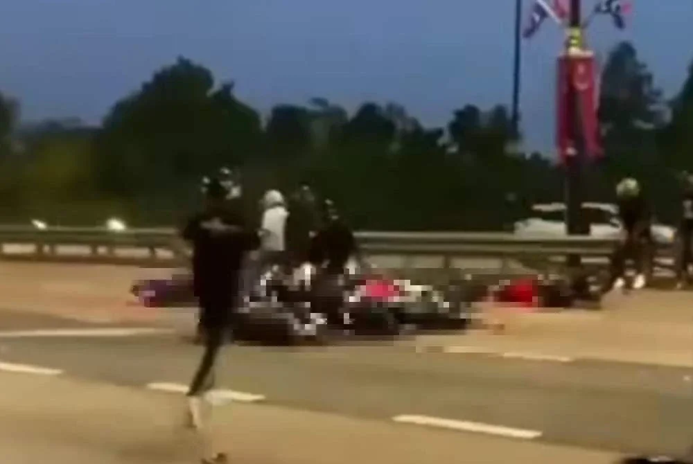 Video kemalangan itu yang tular di media sosial, menunjukkan insiden berkenaan melibatkan tiga kereta dan enam motosikal.