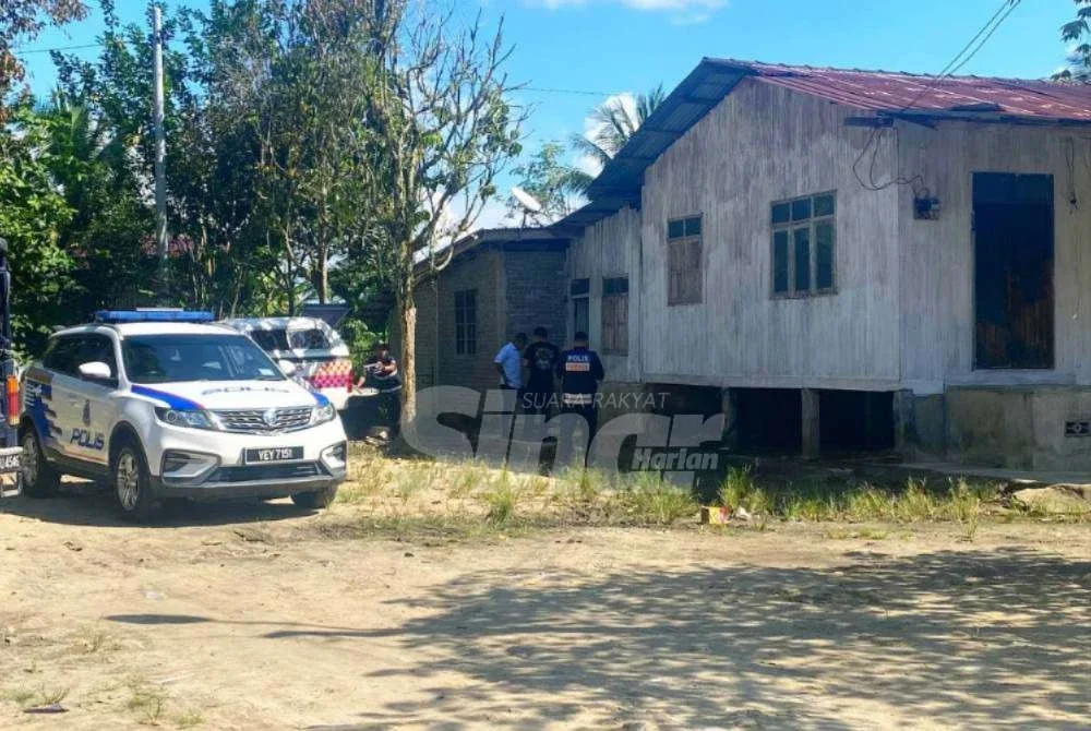 Seorang suami yang dipercayai telah menikam isterinya sehingga maut sempat mengambil anak di sekolah sebelum menyerahkan diri di Balai Polis Gual Ipoh, Tanah Merah pada Isnin. Foto: HAZELEN LIANA KAMARUDIN