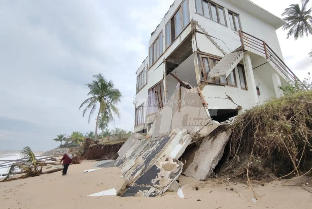 Keadaan terkini vila putih yang hampir runtuh akibat fenomena hakisan pantai di Pantai Sauh, Kampung Mengabang Lekor, Batu Rakit di Kuala Nerus.