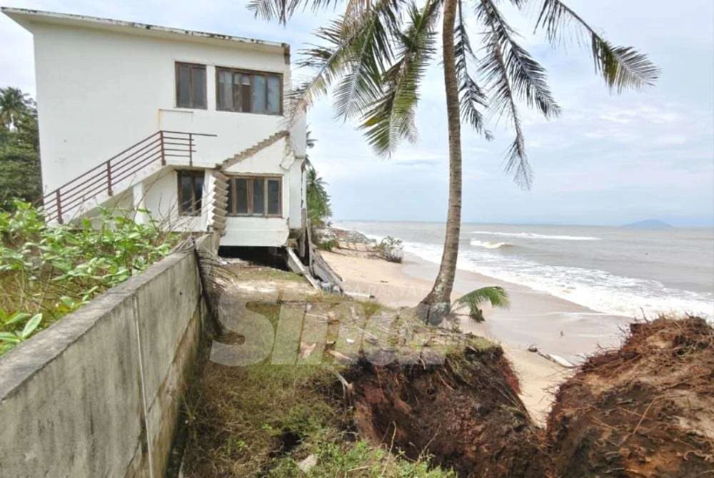 Struktur vila putih yang kini berada pada tahap kritikal dan berisiko runtuh pada bila-bila masa.