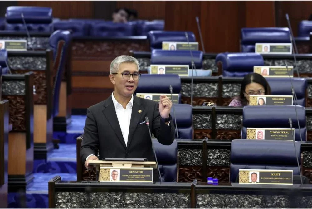 Tengku Zafrul menjawab soalan pada Mesyuarat Ketiga Penggal Ketiga, Parlimen ke-15 Dewan Rakyat di Bangunan Parlimen pada Isnin. Foto: Bernama