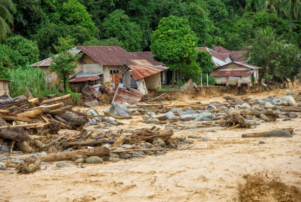 Seorang rakyat Malaysia dilaporkan hilang akibat tanah runtuh di Padang Panjang, Sumatera Barat pada 27 November lalu. Foto Reuters