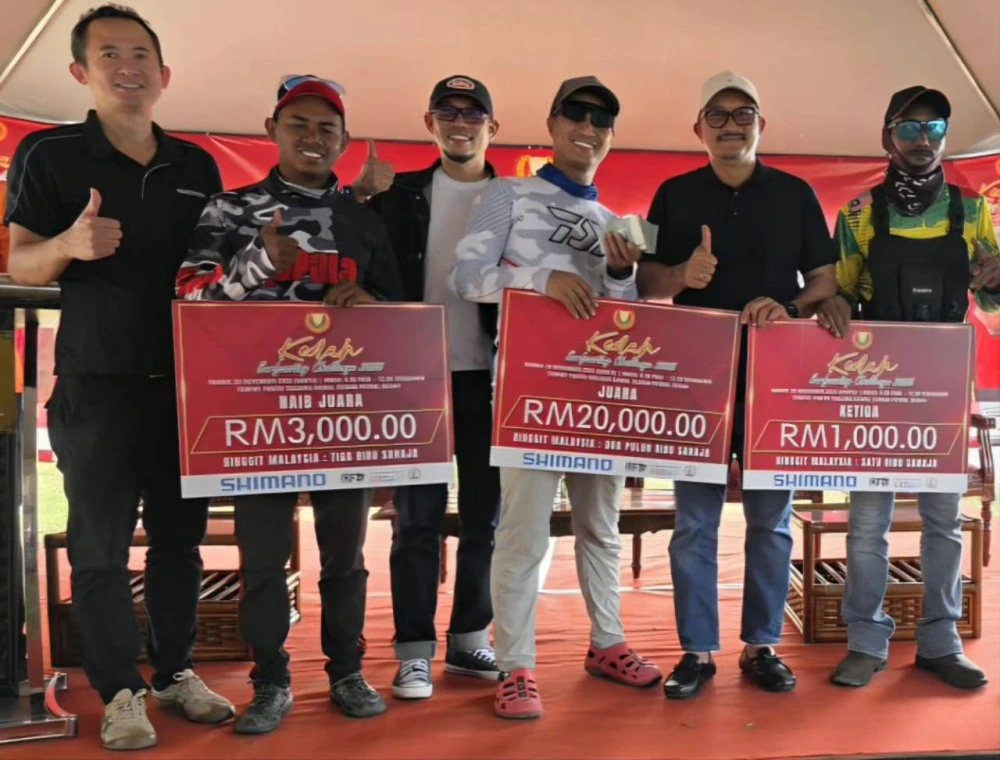 Mohd Salleh (dua dari kanan) bersama para pemenang Kedah Surfcasting Challenge di Tanjung Dawai pada Sabtu.