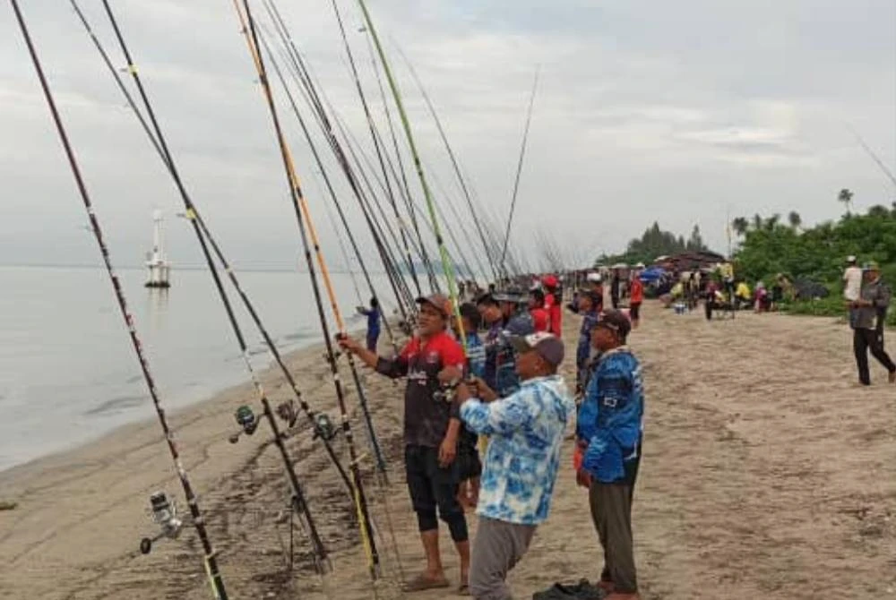 Sebahagian peserta Kedah Surfcasting Challenge yang berlangsung meriah di Tanjung Dawai.