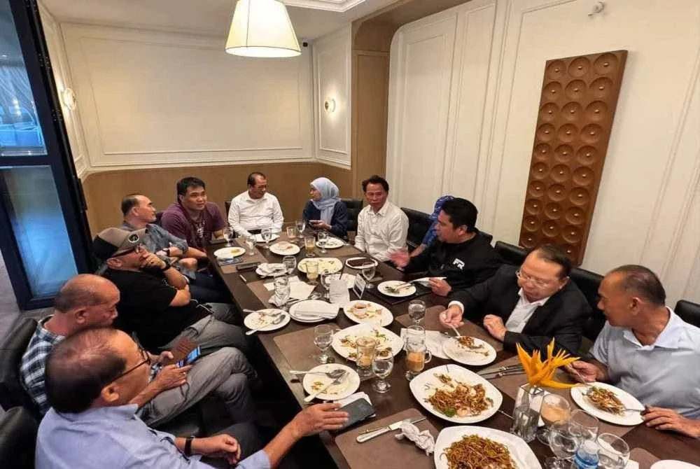 Gambar tular memaparkan beberapa ADUN GRS dan Bebas yang dipercayai berada di sebuah hotel di Kota Kinabalu.