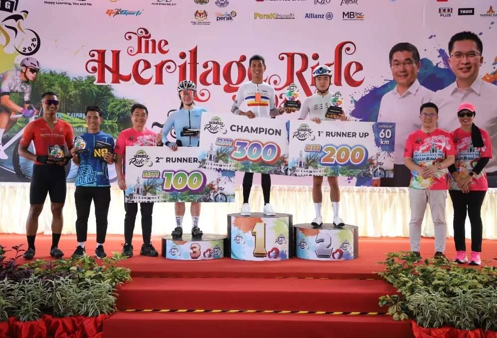 Kah Woh (dua, kanan) bersama pemenang Kategori 60km Kayuhan Heritage Ride Taiping 2025. 