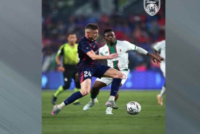 Pemain JDT, Oscar Arribas (kiri), mengawal bola sambil cuba diasak pemain Kuching City FC. - Foto Johor Southern Tigers