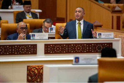 Saarani ketika menjawab soalan lisan Mohd Akmal sempena Sidang DUN Perak pada Isnin. Foto Pejabat Menteri Besar Perak
