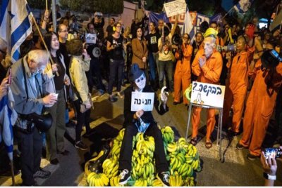 Kumpulan demonstran berhimpun di luar kediaman Presiden rejim Israel, Isaac Herzog di Tel Aviv sebagai membantah permohonan pengampunan Presiden yang dikemukakan Perdana Menteri Benjamin Netanyahu.-Agensi