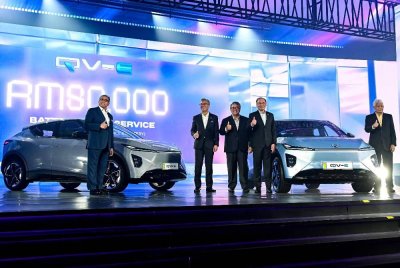 Perdana Menteri, Datuk Seri Anwar Ibrahim (dua, kanan) bergambar pada Majlis Peluncuran Kenderaan Elektrik (EV) Pertama Perodua di Kementerian Pelaburan, Perdagangan dan Industri (MITI) hari ini. Foto Bernama 