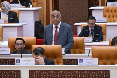 Khairudin ketika menjawab soalan tambahan Jason Ng sempena Sidang DUN Perak pada Isnin. Foto Urusetia Dewan Negeri Perak