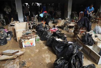 Barangan rosak dikumpul di Sekolah Hatyaiwittayalaisomboonkulkanya yang sebelum ini dilanda banjir di daerah Hatyai, Songkhla.