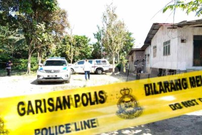  Seorang isteri maut ditikam oleh suaminya dipercayai menggunakan senjata tajam di kediaman mereka di Gual Ipoh di sini pada Isnin.