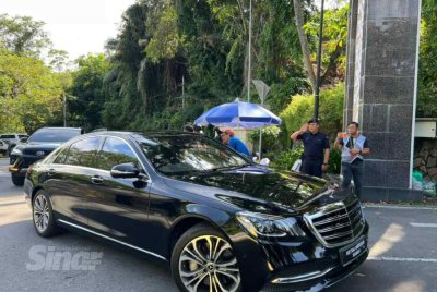 Ketua Menteri Sabah, Datuk Seri Hajiji Noor dilihat memasuki Istana Seri Kinabalu bagi istiadat angkat sumpah Kabinet Kerajaan Sabah yang baharu kira-kira jam 2.17 petang Isnin.