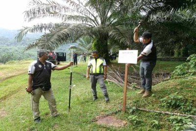 Petugas Pejabat Tanah dan Galian memasang notis Seksyen 425 KTN dalam operasi penguatkuasaan dijalankan serentak melibatkan 10 ladang FGV seluas kira-kira 15,000 hektar di seluruh negeri bermula Ahad.