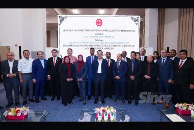 Steven (tengah) bersama tetamu Majlis Menandatangani Perjanjian Kolektif ke-14 di antara Genting Malaysia Berhad dan GENM di Wisma Genting Kuala Lumpur pada Isnin. Foto: MOHD HALIM ABDUL WAHID
