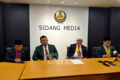 Razman (dua dari kanan) bersama ADUN pembangkang bercakap kepada pemberita di Bilik Sidang Media DUN Perak pada Isnin.