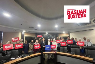 Megat Zariman dan Nurhayati (tengah) ketika Cabaran Minggu Integriti Velesto Anergy 2025 pada Rabu.