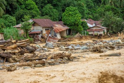 Seorang rakyat Malaysia dilaporkan hilang akibat tanah runtuh di Padang Panjang, Sumatera Barat pada 27 November lalu. Foto Reuters
