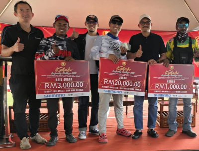 Mohd Salleh (dua dari kanan) bersama para pemenang Kedah Surfcasting Challenge di Tanjung Dawai pada Sabtu.