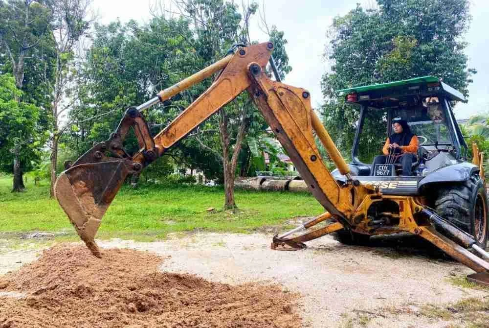 Nik Nur Damia Batrisyia sebelum ini tular di TikTok selepas gelagatnya memandu jengkaut menarik perhatian warganet.