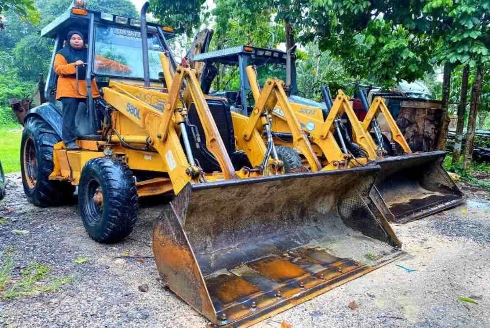 Nik Nur Damia Batrisyia Hairol Amry, 20, berkata, minat mendalam terhadap kenderaan berat seperti jengkaut dan lori bermula sejak kecil 