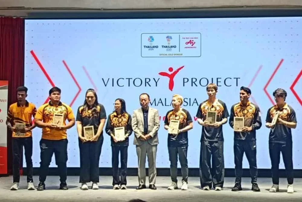 Ketua Pegawai Eksekutif Ajinomoto, Daisaku Wadami (tengah) bersama atlet yang terpilih dalam program pemakanan sukan Winning Meals Kachimeshi.