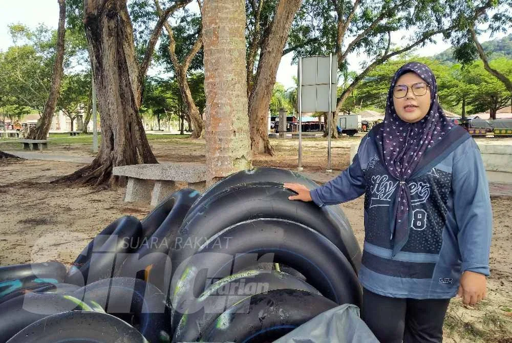 Nurul Asyikin menjalankan perkhidmatan sewaan pelampung di pantai Teluk Batik.