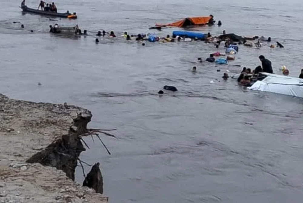 Seramai 12 orang maut manakala 30 lagi hilang selepas runtuhan tebing sungai menyebabkan dua bot penumpang terbalik di Sungai Ucayali, Peru pada Isnin. Foto AFP 