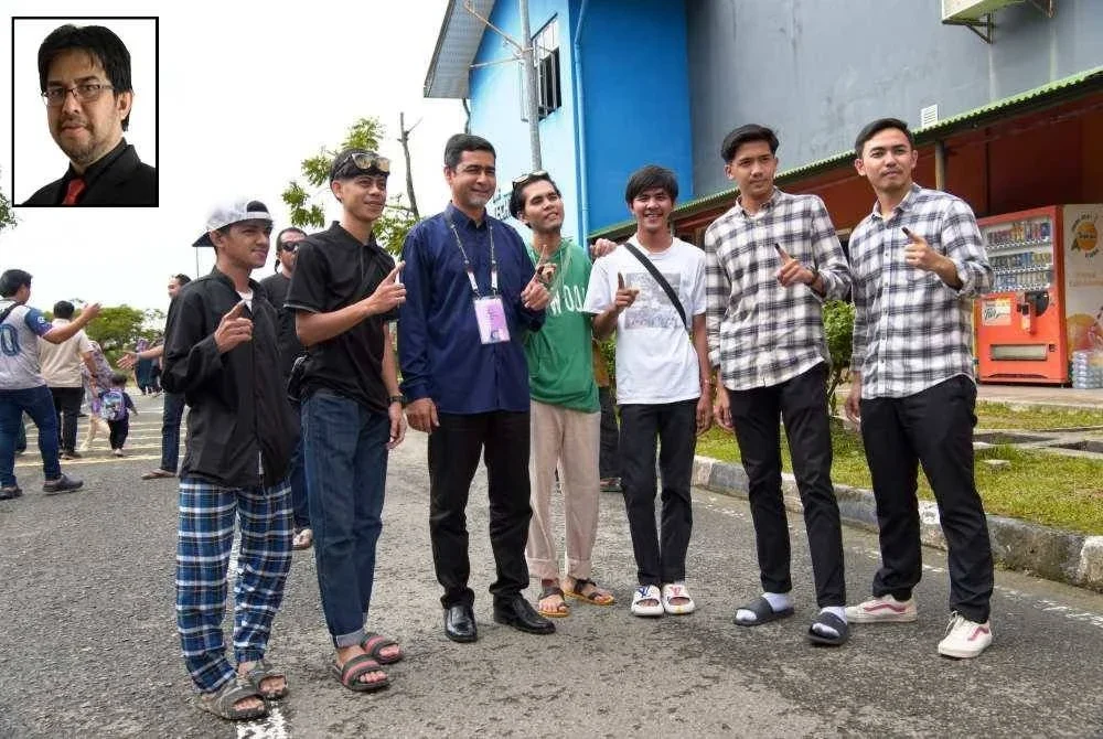 Dr Aliakbar (tiga dari kiri) ketika menyantuni sebahagian pengundi muda di Pusat Daerah Mengundi, ILP Kota Kinabalu Sabtu lalu. - Gambar kecil (Dr Mukhtaruddin)