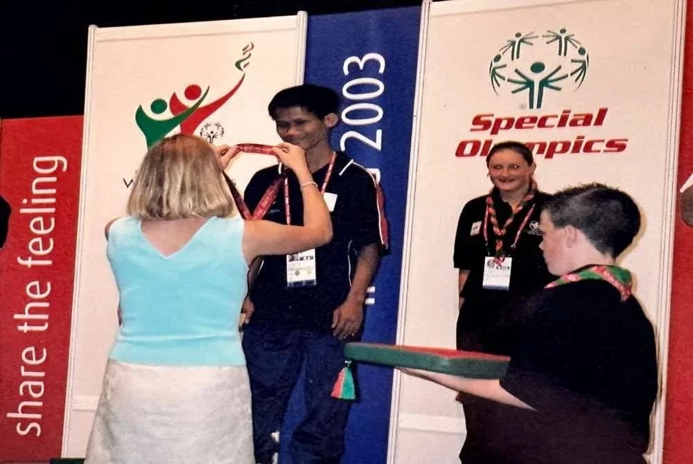 Kong Weng ketika memenangi pingat emas dalam acara bocce pada Sukan Olimpik Khas Antarabangsa 2003.