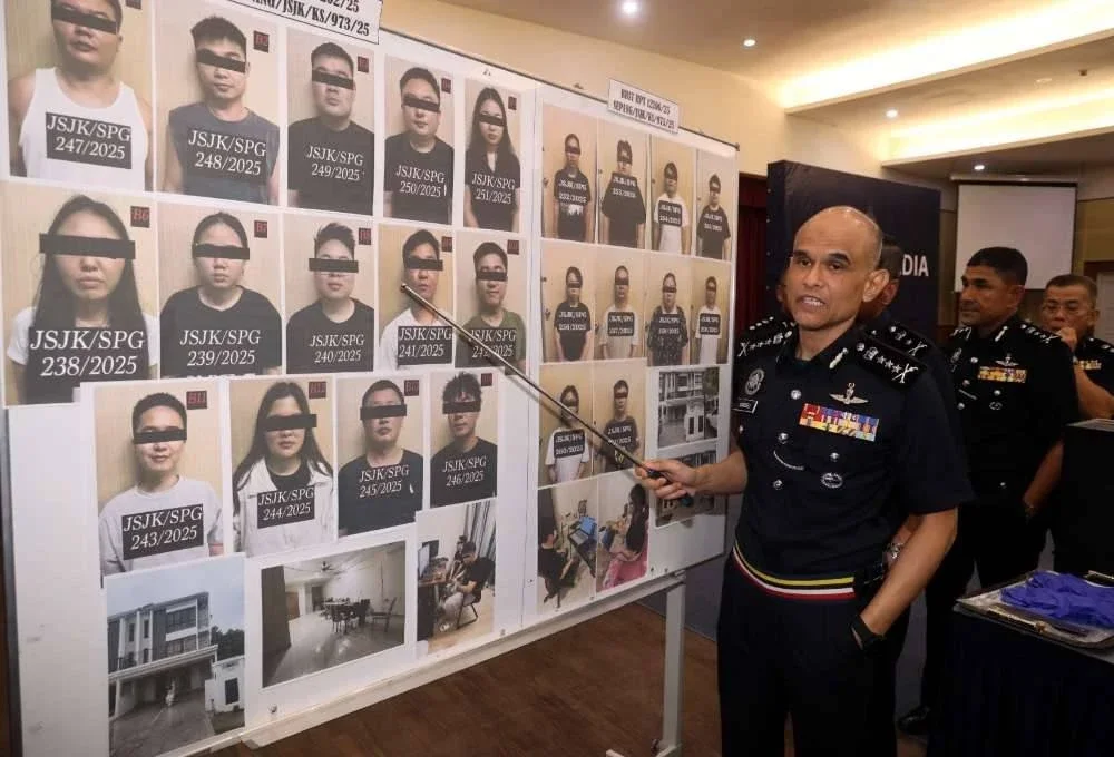 Shazeli menunjukkan warga China yang ditahan menerusi serbuan ke atas sindiket penipuan dalam talian di Sepang 26 November lalu.