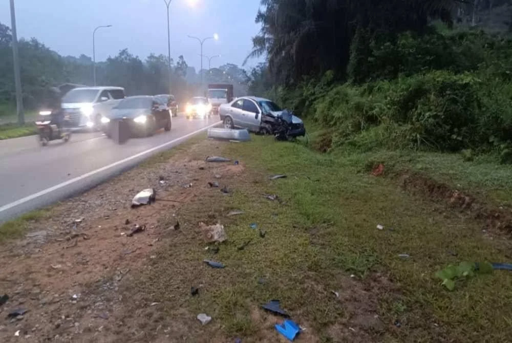 Lokasi kemalangan di kilometer (KM) 29, Jalan Johor Bahru–Mersing pada awal pagi Selasa. - Foto IPD Kota Tinggi