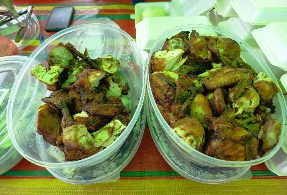 Sebahagian ayam disediakan setiap hari bagi menampung permintaan terhadap nasi ayam RM4 yang dijual di dua cawangan di daerah Kuala Nerus.
