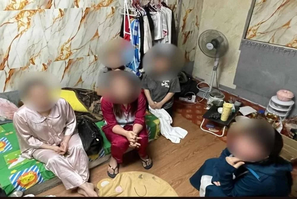 Antara individu yang ditahan dalam serbuan JIM di sini pada Isnin.