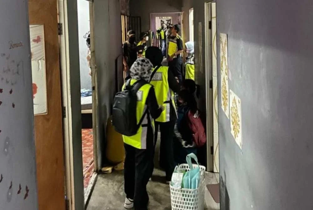 JIM menyerbu rumah kedai tiga tingkat di sini pada Isnin.