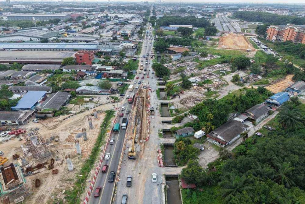 Rakaman dari udara menunjukkan kawasan penempatan penduduk yang telah dirobohkan bagi memberi laluan kepada projek Seksyen 3 WCE di Kampung Jawa, Klang di sini pada Selasa.